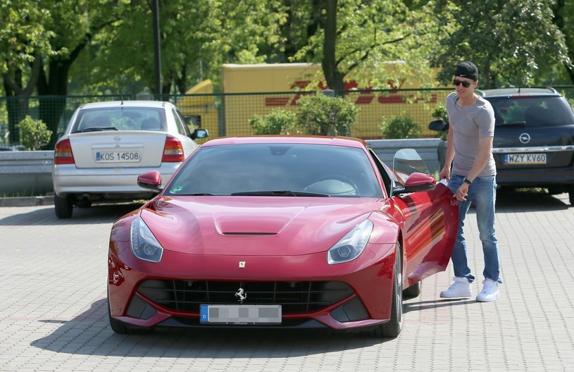 Robert Lewandowski i Ferrari F12 Berlinetta /Tomasz Radzik /East News