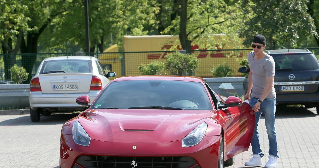 Robert Lewandowski i Ferrari F12 Berlinetta /Tomasz Radzik /East News