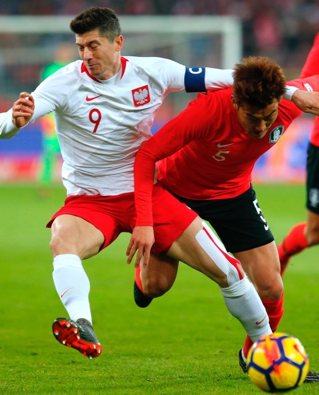 Robert Lewandowski i Hyun-soo Jang z Korei Południowej podczas towarzyskiego meczu na Stadionie Śląskim w Chorzowie / Andrzej Grygiel /PAP