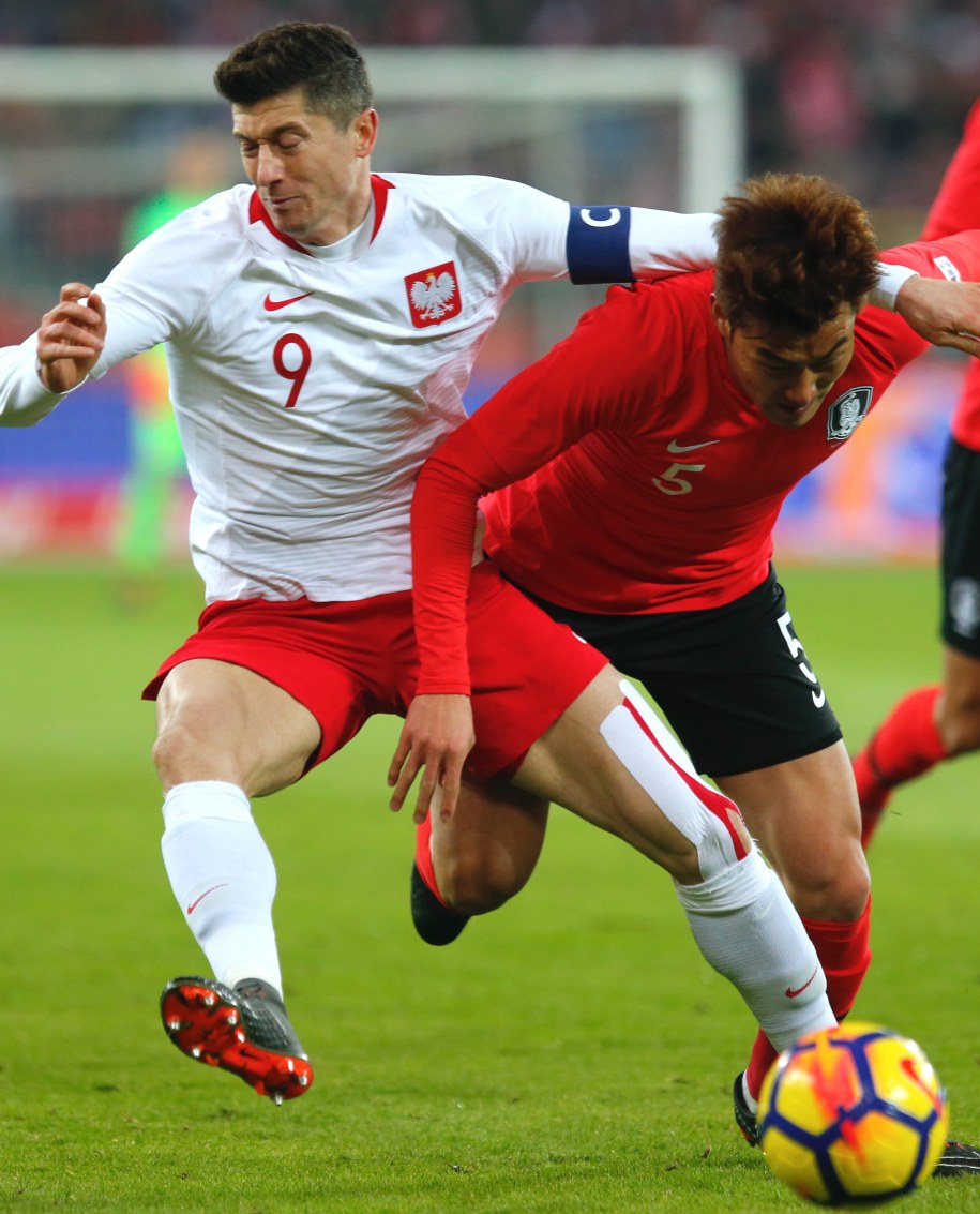 Robert Lewandowski i Hyun-soo Jang z Korei Południowej podczas towarzyskiego meczu na Stadionie Śląskim w Chorzowie / Andrzej Grygiel /PAP