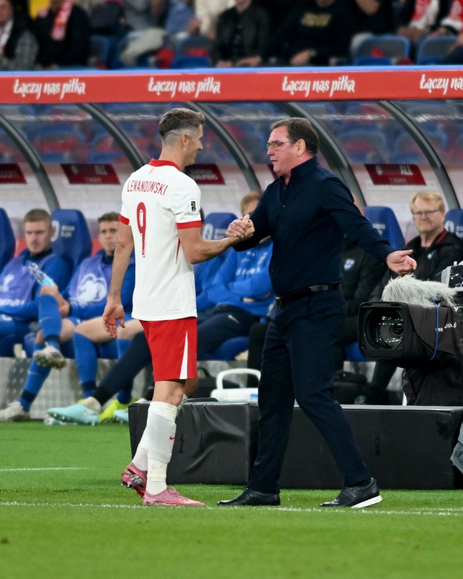 Robert Lewandowski i Jan Urban podczas meczu z Finlandią /LUKASZ KALINOWSKI /East News