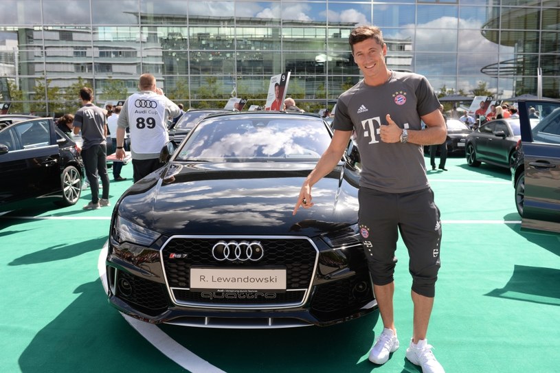 Robert Lewandowski i jego Audi RS7 /Informacja prasowa