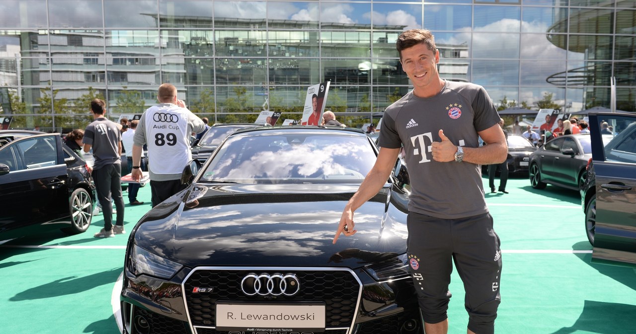 Robert Lewandowski i jego Audi RS7 /Informacja prasowa