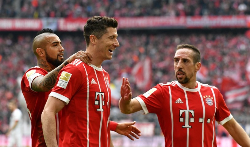 Robert Lewandowski i jego koledzy z Bayernu są o krok od mistrzowskiego tytułu /PAP/EPA