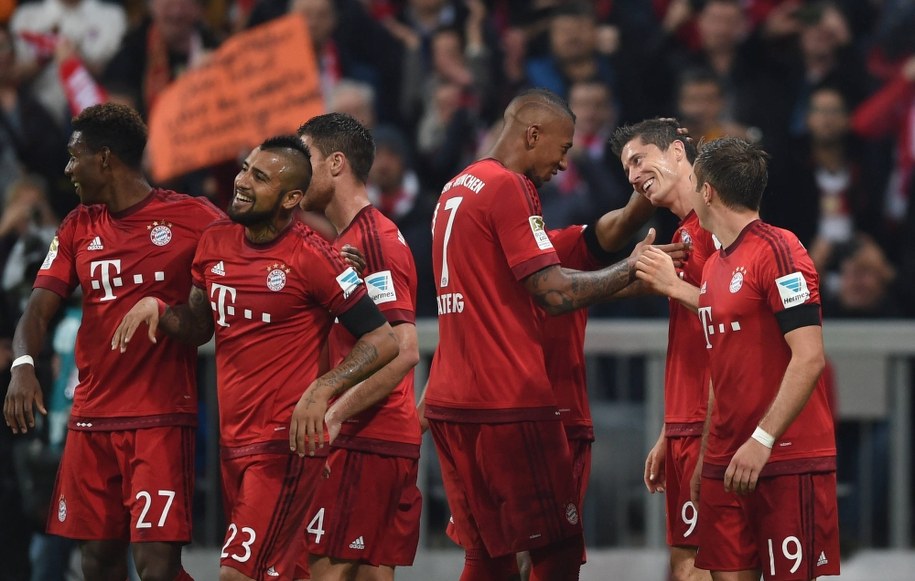 Robert Lewandowski i jego koledzy z drużyny cieszą się z jego gola na 5-1 w pamiętnym meczu z VfL Wolfsburg /Andreas Gebert/DPA /PAP