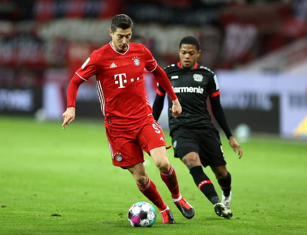 Robert Lewandowski i Leon Bailey /LARS BARON / POOL /PAP/EPA