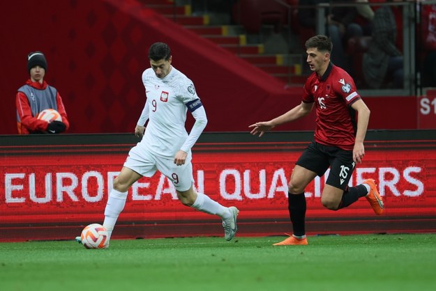 Robert Lewandowski i Marash Kumbulla z Albanii / 	Leszek Szymański    /PAP