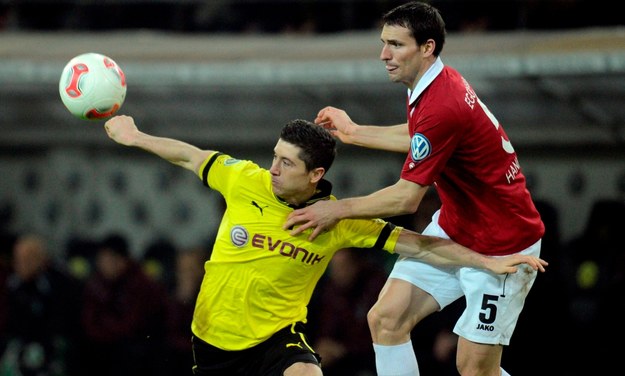 Robert Lewandowski i Mario Eggimann /BERND THISSEN /PAP/EPA