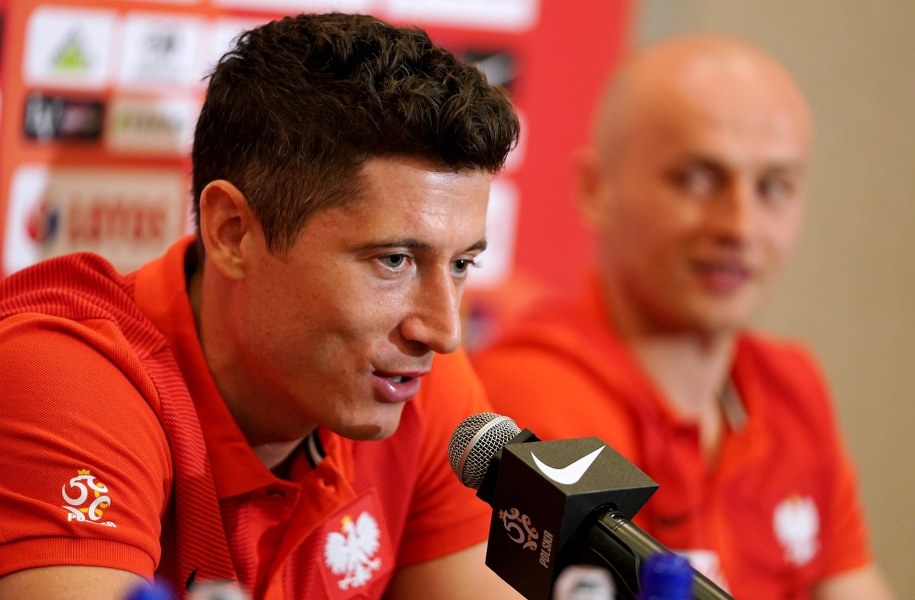 Robert Lewandowski i Michał Pazdan (w głębi) podczas konferencji prasowej w Warszawie /Bartłomiej Zborowski /PAP