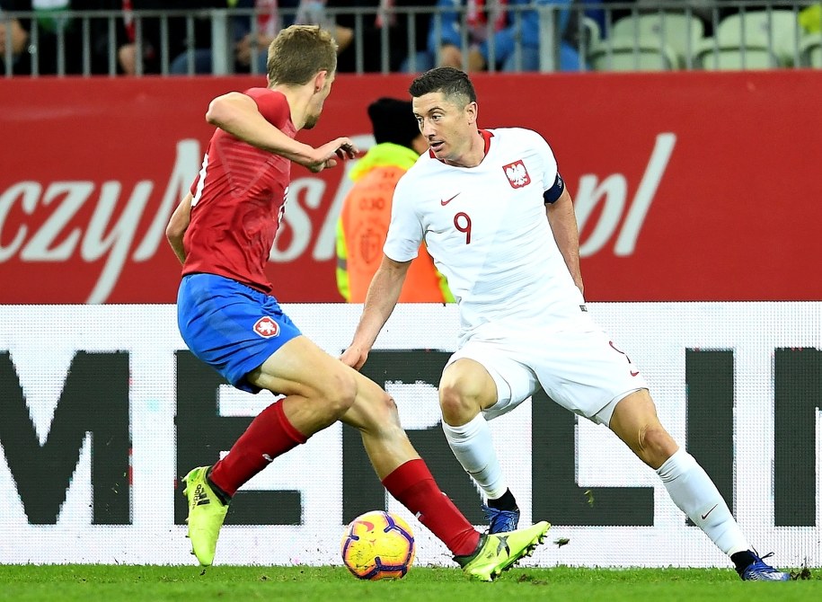 Robert Lewandowski i Ondrej Celustka / 	Adam Warżawa    /PAP