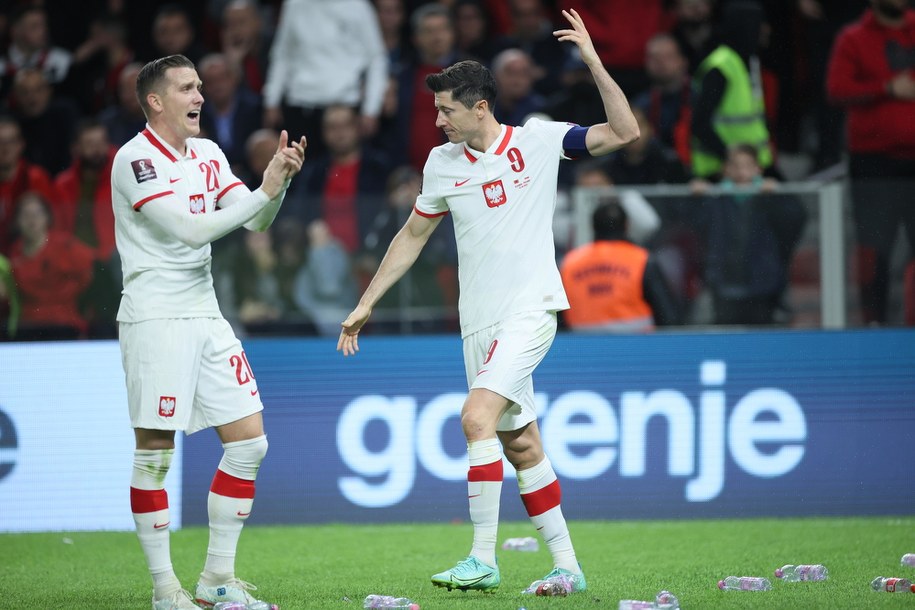 Robert Lewandowski i Piotr Zieliński podczas meczu eliminacyjnego mistrzostw świata z Albanią, w którego trakcie kibice albańscy obrzucali piłkarzy butelkami i innymi przedmiotami / 	Leszek Szymański    /PAP