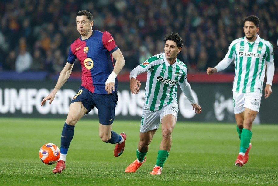 Robert Lewandowski i rywale w trakcie meczu FC Barcelona - Real Betis /TONI ALBIR /PAP/EPA