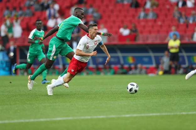 Robert Lewandowski i  Salif Sane podczas meczu Polska - Senegal /	Ye Pingfan /PAP/Photoshot