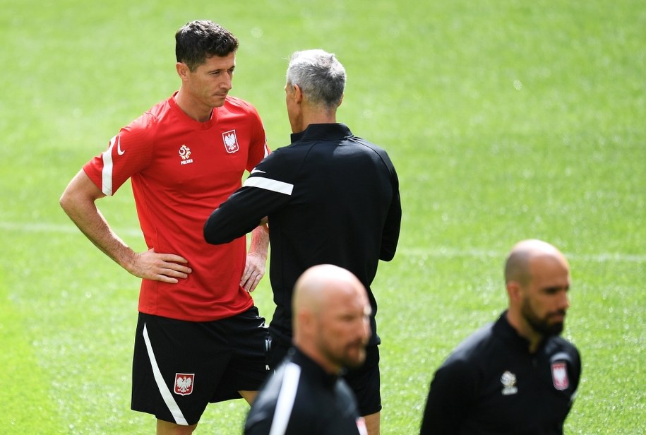 Robert Lewandowski i selekcjoner kadry Paulo Sousa podczas treningu drużyny w Gdańsku przed wylotem do Rosji /Marcin Gadomski /PAP/EPA