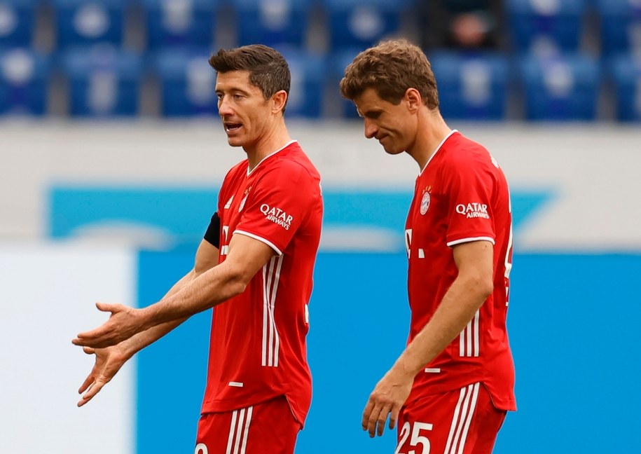 Robert Lewandowski i Thomas Mueller po meczu Bayernu Monachium z TSG 1899 Hoffenheim /RONALD WITTEK /PAP/EPA