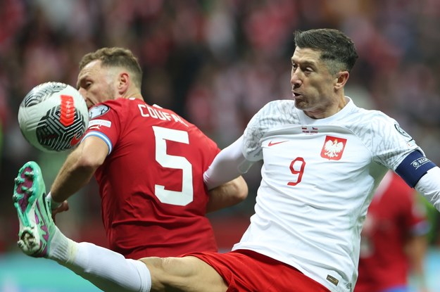 Robert Lewandowski i Vladimír Coufal podczas meczu Polska - Czechy /Leszek Szymański /PAP