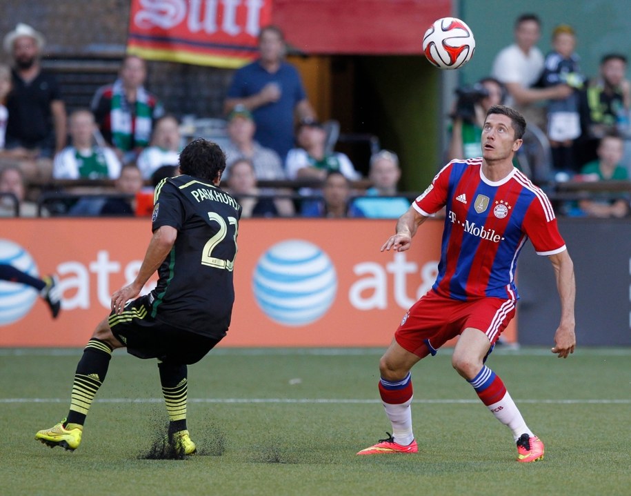Robert Lewandowski i zawodnik MLS All Stars Michael Parkhurst /STEVE DIPAOLA /PAP/EPA