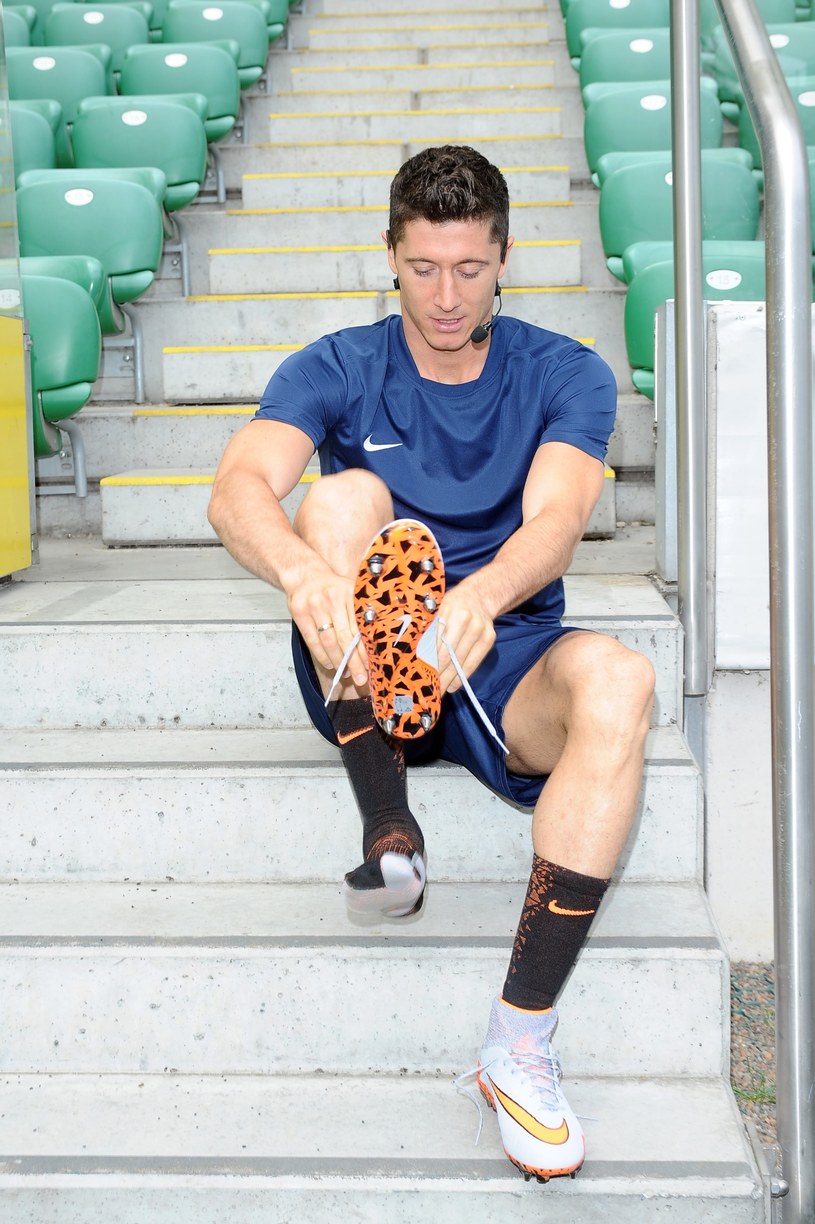 Robert Lewandowski jest wzorem sportowca dla wielu młodych ludzi /Andras Szialgyi /MWMedia