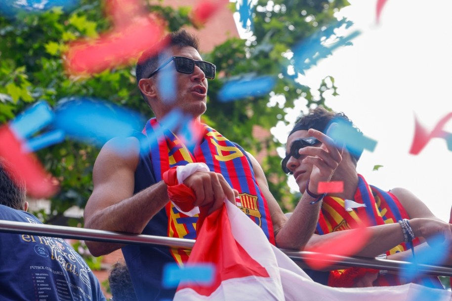 Robert Lewandowski na paradzie Barcelony /QUIQUE GARCIA /PAP/EPA
