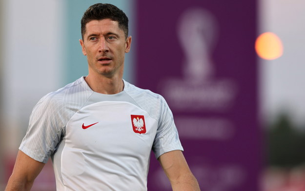 Robert Lewandowski na treningu w Katarze /	TOLGA BOZOGLU /PAP/EPA