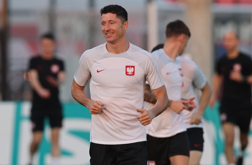 Robert Lewandowski na treningu w Katarze /	TOLGA BOZOGLU /PAP/EPA
