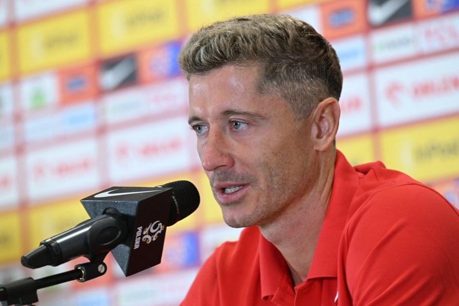 Robert Lewandowski nie chciał wracać do tematu opaski kapitana. /Łukasz Kalinowski /East News
