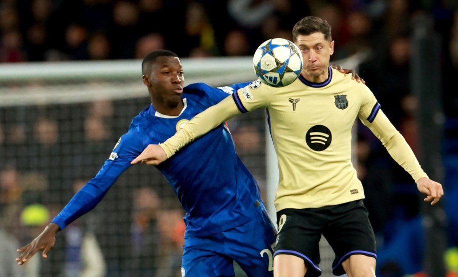 Robert Lewandowski nie zaliczy meczu w Londynie do udanych /NEIL HALL /PAP/EPA