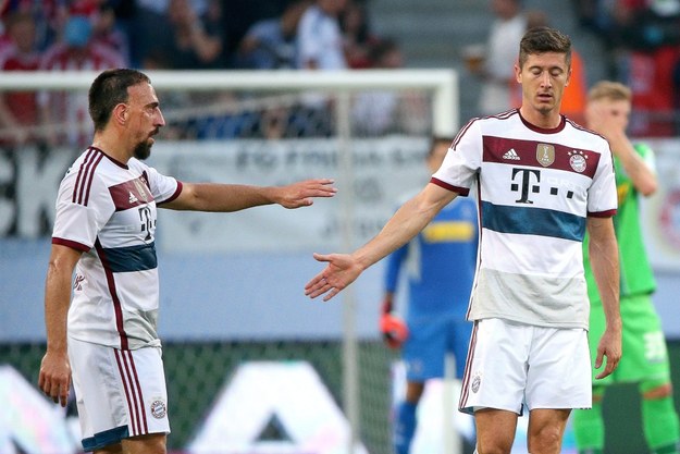 Robert Lewandowski odbiera po golu na 1:0 gratulacje od Francka Ribery'ego /Axel Heimken /PAP/EPA