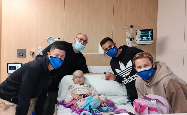 Robert Lewandowski odwiedził dzieci w szpitalu w Barcelonie. Spotkał małą Maję z Połczyna