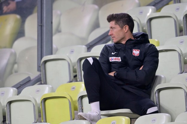 Robert Lewandowski oglądający z trybun stadionu Energa w Gdańsku towarzyski mecz z Finlandią / 	Adam Warżawa    /PAP