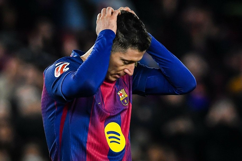 Robert Lewandowski po niewykorzystanym rzucie karnym w meczu Barcelony z Atletico /ZUMA Press Wire/Shutterstock/Rex Features /East News