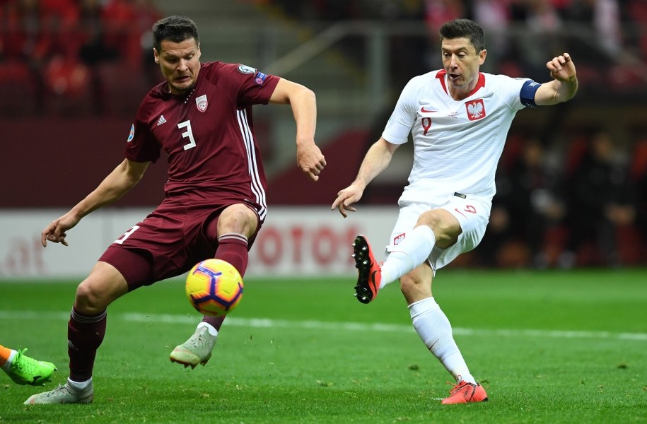 Robert Lewandowski (po prawej) i Łotysz Marcis Oss podczas meczu eliminacji Euro 2020 na PGE Narodowym /Piotr Nowak /PAP