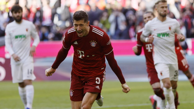 Robert Lewandowski po wygranym, przez Bayern Monachium, meczu /RONALD WITTEK /PAP/EPA