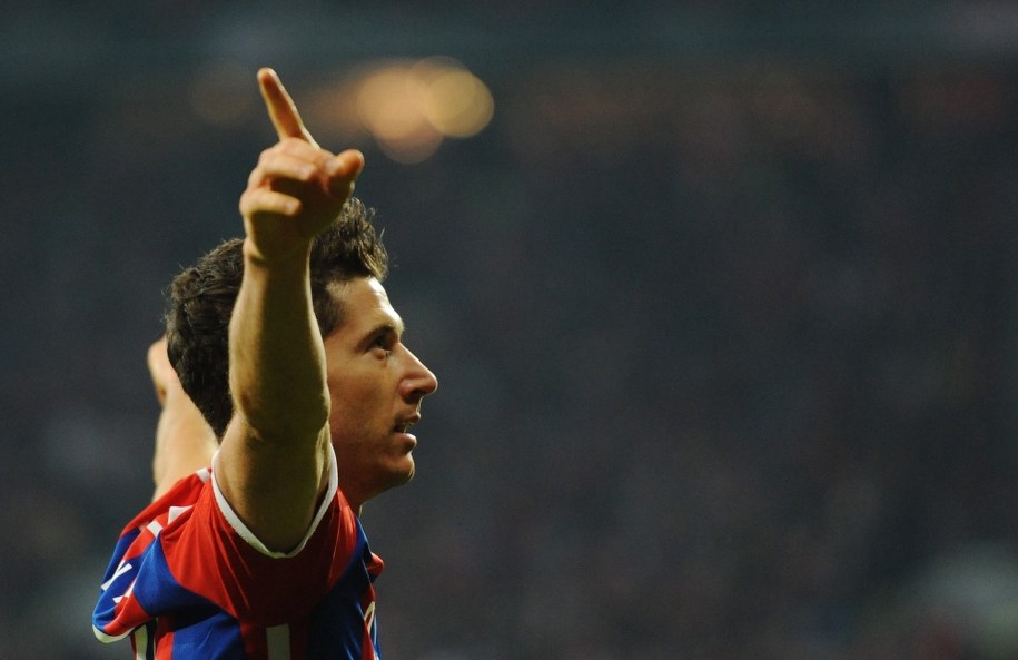 Robert Lewandowski po zdobyciu bramki w półfinale Pucharu Niemiec przeciwko Borussii Dortmund /Andreas Gebert /PAP/EPA