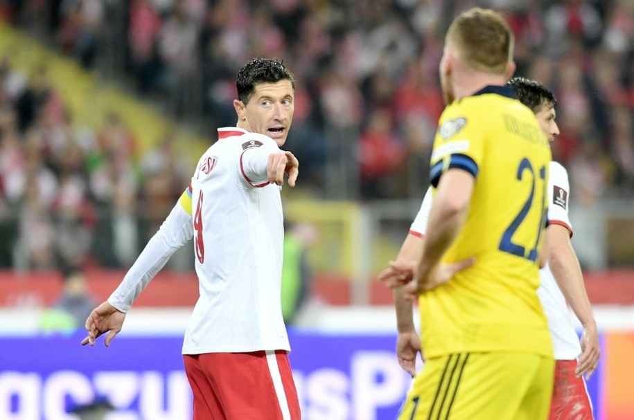 Robert Lewandowski podczas barażu o mundial 2022 pomiędzy Polską a Szwecją w Chorzowie /Łukasz Kalinowski /East News