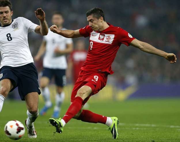 Robert Lewandowski podczas meczu Anglia - Polska /AFP
