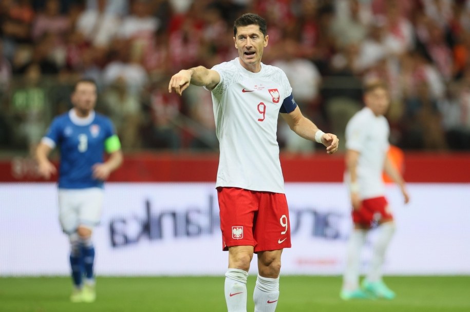 Robert Lewandowski podczas meczu eliminacyjnego grupy E piłkarskich mistrzostw Europy z Wyspami Owczymi, 7 września w Warszawie. /Leszek Szymański /PAP