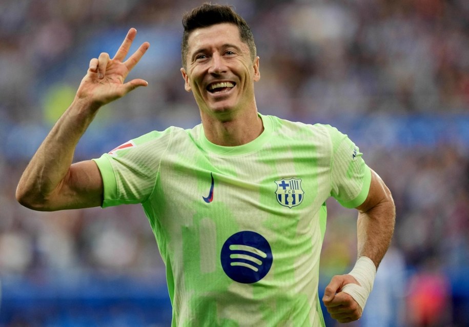 Robert Lewandowski podczas meczu z Deportivo Alaves /CESAR MANSO/AFP /East News