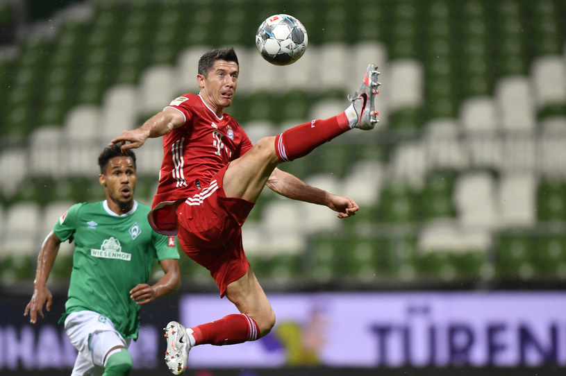 Robert Lewandowski podczas meczu z Werderem Brema /MARTIN MEISSNER / POOL / AFP /AFP
