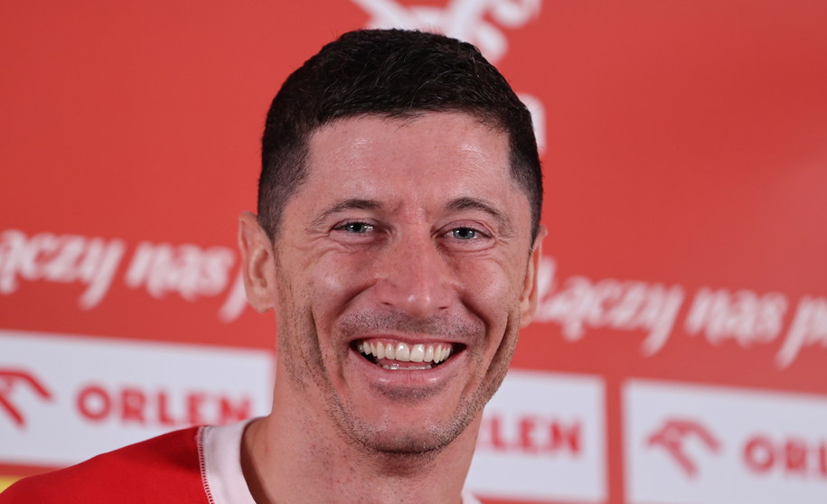 Robert Lewandowski podczas piątkowej konferencji prasowej /	TOLGA BOZOGLU /PAP/EPA