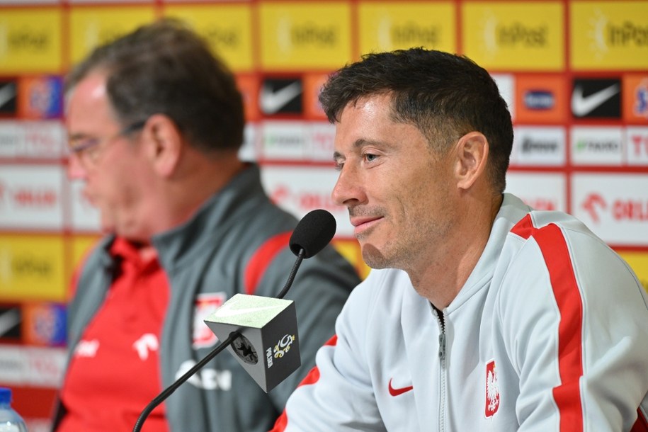Robert Lewandowski podczas wspólnej konferencji prasowej z trenerem kadry Janem Urbanem we Wrocławiu. / 	Maciej Kulczyński    /PAP