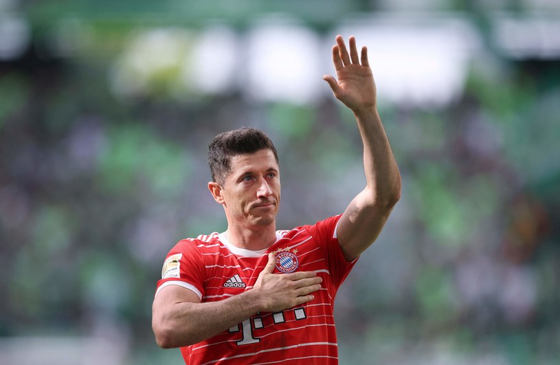Robert Lewandowski potwierdził, że chce odejść. Po meczu z Wolfsburgiem żegnał się z kibicami Bayernu /Ronny Hartmann /AFP