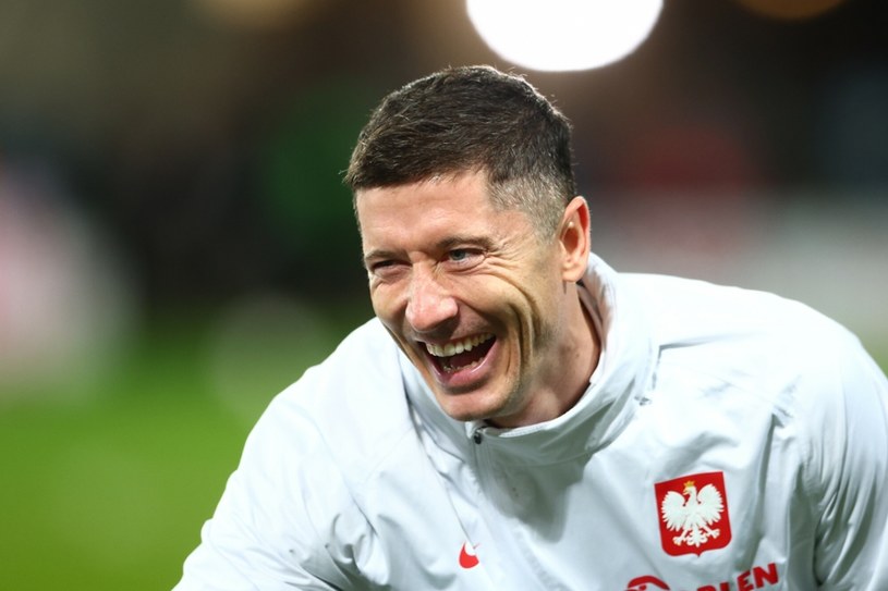 Robert Lewandowski reklamuje katarskie linie lotnicze. Uczy jak zakładać kamizelkę ratunkową