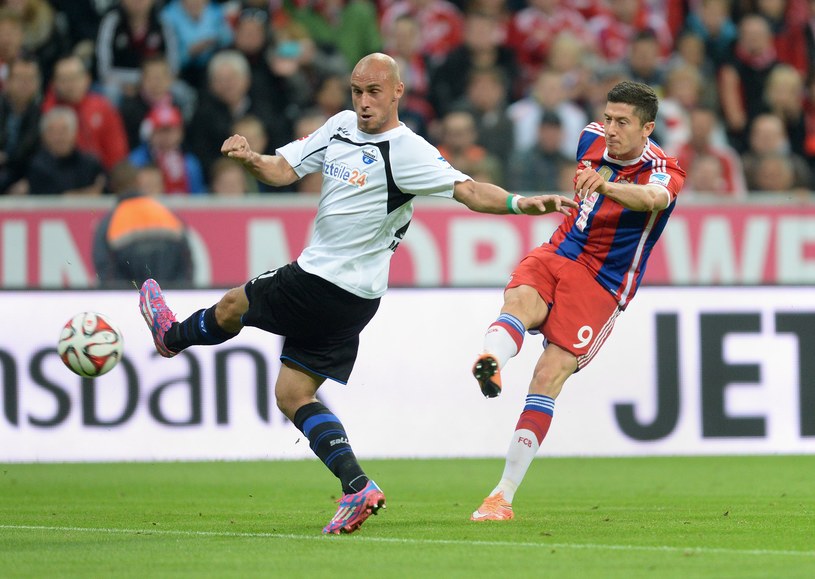 Robert Lewandowski strzela gola dla Bayernu Monachium /AFP