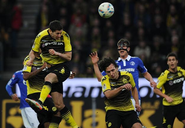 Robert Lewandowski strzela gola dla Borussii w meczu z Schalke /AFP
