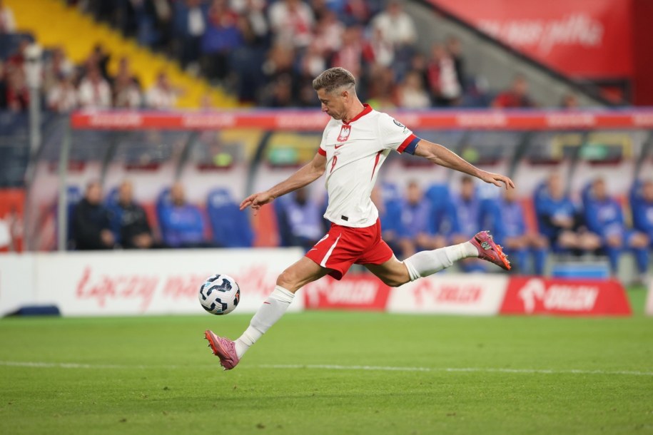 Robert Lewandowski strzela gola dla Polski /Jarek Praszkiewicz /PAP