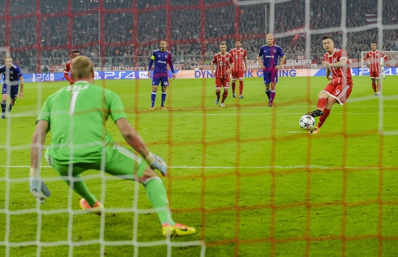 Robert Lewandowski strzela gola z karnego dla Bayernu Monachium /AFP