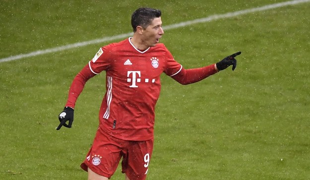 Robert Lewandowski strzelił gola i pomógł Bayernowi w odniesieniu zwycięstwa nad SC Freiburg 2:1 /LUKAS BARTH-TUTTAS / POOL /PAP/EPA