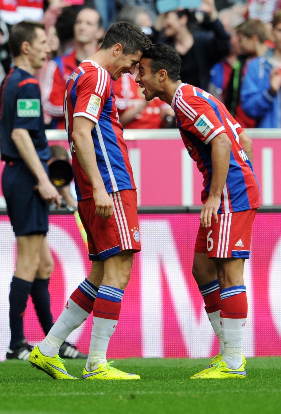 Robert Lewandowski świętuje zdobycie kolejnego gola //TOBIAS HASE /PAP/EPA