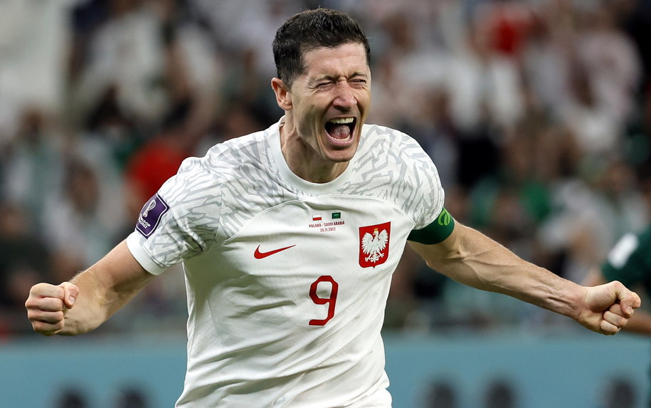 Robert Lewandowski triumfuje /RONALD WITTEK /PAP/EPA